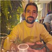 Profesor de matemáticas dando clases dinámicas y con trucos para hacer que las matemáticas sean bonitas y fáciles